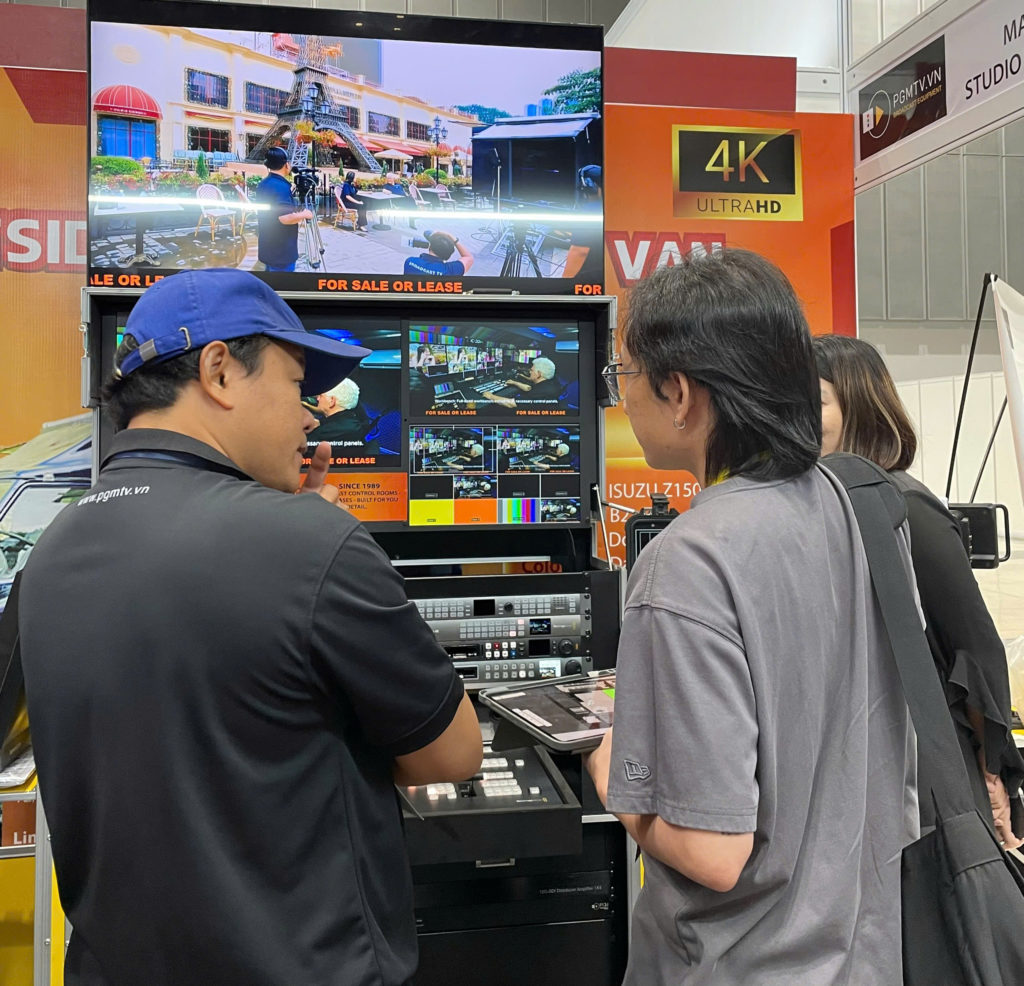 Khách hàng tham gia và trao đổi về Flight Case của PGMTV tại triển lãm Telefim 2025