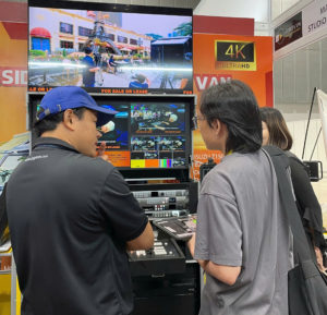 Khách hàng tham gia và trao đổi về Flight Case của PGMTV tại triển lãm Telefim 2025